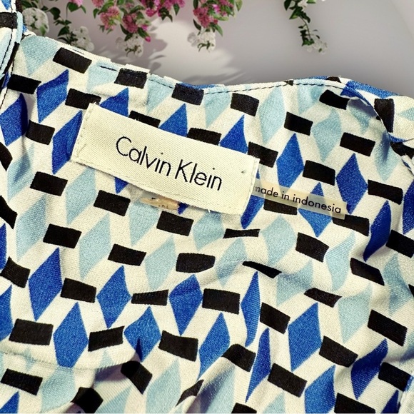 Calvin Klein Blue & White Geometric Shape Pleated-Neckline Sleeveless Top Sz MP - Picture 2 of 11